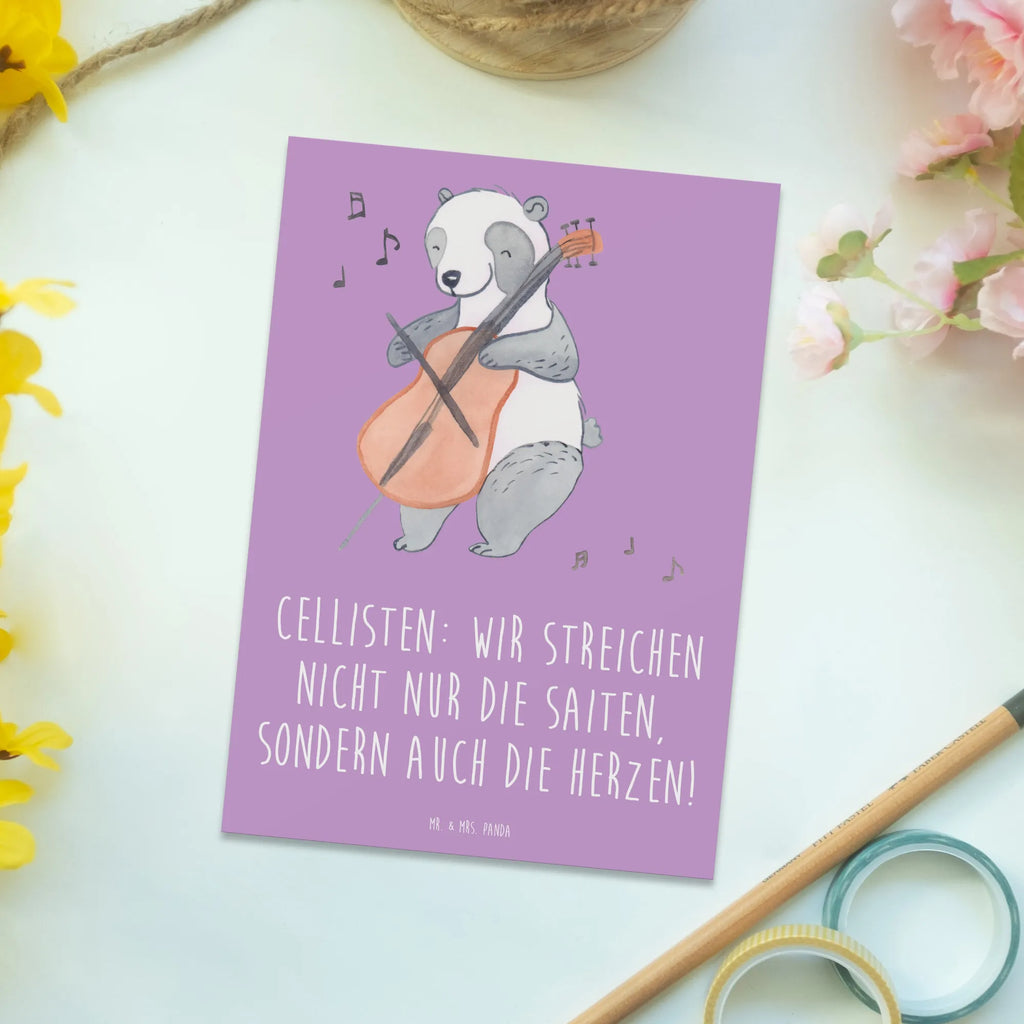 Postcard Cellisten: Wir streichen nicht nur die Saiten, sondern auch die Herzen! Grußkarte, Ansichtskarten, Karte, Ansichtskarte, Postkarte, Einladungskarten Geburtstag, Dankeskarte, Einladung, Einladung Geburtstag, Geburtstagskarte, Einladungskarte, Geschenkkarte, Instrumente, Geschenke Musiker, Musikliebhaber