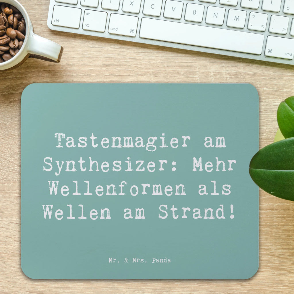 Mouse mat Saying Tastenmagier am Synthesizer: Mehr Wellenformen als Wellen am Strand! Mauspad, PC Zubehör, Computer zubehör, Mousepad, Designer Mauspad, Mauspad Büro, Einzigartiges Mauspad, Mausunterlage, Arbeitszimmer, Büroausstattung, Instrumente, Geschenke Musiker, Musikliebhaber