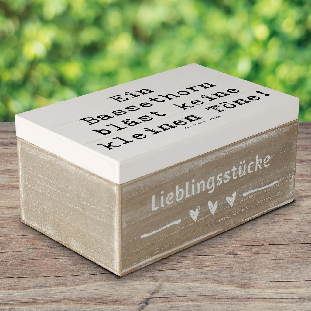 Holzkiste Spruch Ein Bassethorn bläst keine kleinen Töne! Geschenkdose, Schatzkiste, Truhe, Kiste, Erinnerungsbox, Holzkiste, XXL, Aufbewahrungsbox, Dekokiste, Geschenkbox, Schatulle, Erinnerungskiste, Instrumente, Geschenke Musiker, Musikliebhaber