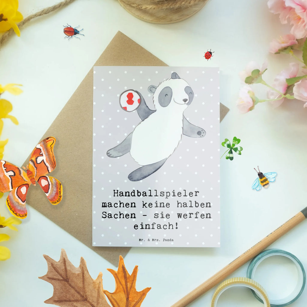 Greetings card Handballspieler machen keine halben Sachen - sie werfen einfach! Karte, Glückwunschkarte, Grußkarte, Hochzeitskarte, Klappkarte, Ansichtskarten, Geburtstagskarte, Einladungskarte, Geschenk, Sport, Sportart, Hobby, Schenken, Danke, Dankeschön, Auszeichnung, Gewinn, Sportler