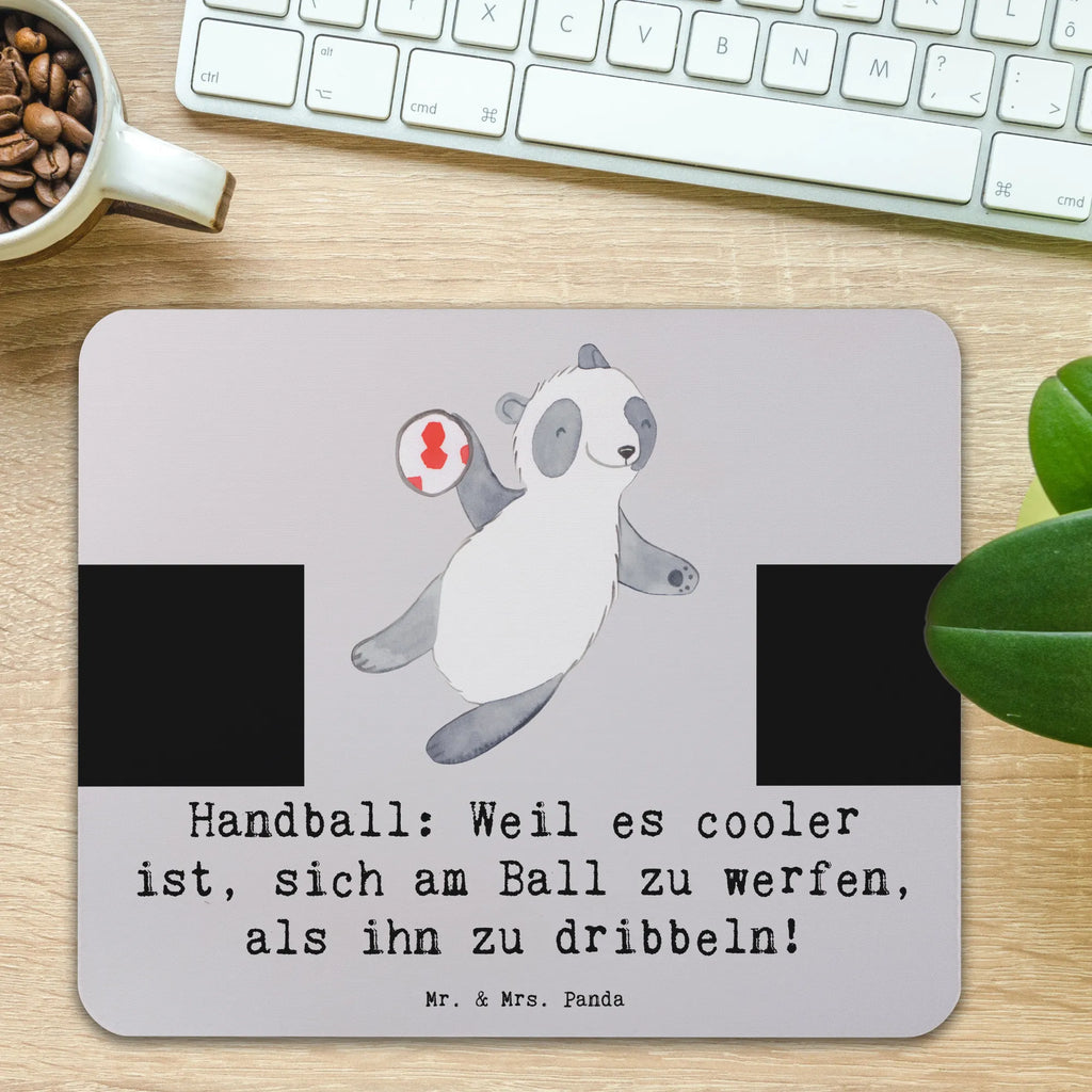 Mouse mat Handball: Weil es cooler ist, sich am Ball zu werfen, als ihn zu dribbeln! Büroausstattung, PC Zubehör, Arbeitszimmer, Computer zubehör, Mausunterlage, Mauspad, Einzigartiges Mauspad, Mousepad, Mauspad Büro, Designer Mauspad, Geschenk, Sport, Sportart, Hobby, Schenken, Danke, Dankeschön, Auszeichnung, Gewinn, Sportler