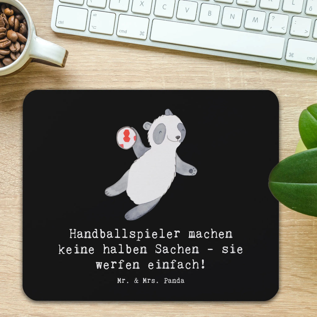 Mouse mat Handballspieler machen keine halben Sachen - sie werfen einfach! Mauspad, Mousepad, Designer Mauspad, PC Zubehör, Arbeitszimmer, Mauspad Büro, Mausunterlage, Einzigartiges Mauspad, Computer zubehör, Büroausstattung, Geschenk, Sport, Sportart, Hobby, Schenken, Danke, Dankeschön, Auszeichnung, Gewinn, Sportler