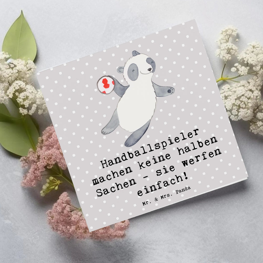 Deluxe Card Handballspieler machen keine halben Sachen - sie werfen einfach! Glückwunschkarte, Hochzeitskarte, Hochwertige Grußkarte, Geburtstagskarte, Karte, Grußkarte, Klappkarte, Einladungskarte, Hochwertige Klappkarte, Geschenk, Sport, Sportart, Hobby, Schenken, Danke, Dankeschön, Auszeichnung, Gewinn, Sportler