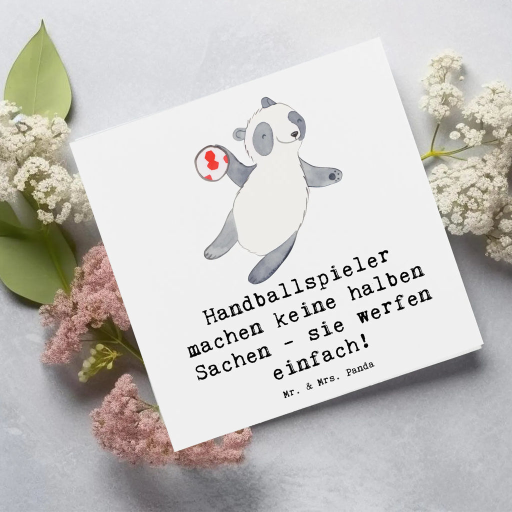 Deluxe Card Handballspieler machen keine halben Sachen - sie werfen einfach! Glückwunschkarte, Hochzeitskarte, Hochwertige Grußkarte, Geburtstagskarte, Karte, Grußkarte, Klappkarte, Einladungskarte, Hochwertige Klappkarte, Geschenk, Sport, Sportart, Hobby, Schenken, Danke, Dankeschön, Auszeichnung, Gewinn, Sportler