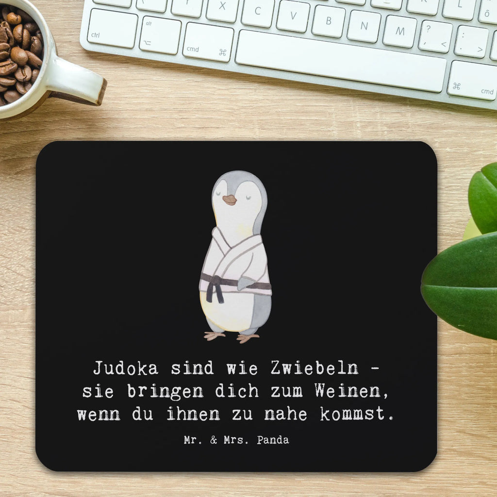 Mouse mat Judoka sind wie Zwiebeln - sie bringen dich zum Weinen, wenn du ihnen zu nahe kommst. Mausunterlage, Mauspad Büro, PC Zubehör, Büroausstattung, Arbeitszimmer, Computer zubehör, Mousepad, Designer Mauspad, Einzigartiges Mauspad, Mauspad, Geschenk, Sport, Sportart, Hobby, Schenken, Danke, Dankeschön, Auszeichnung, Gewinn, Sportler