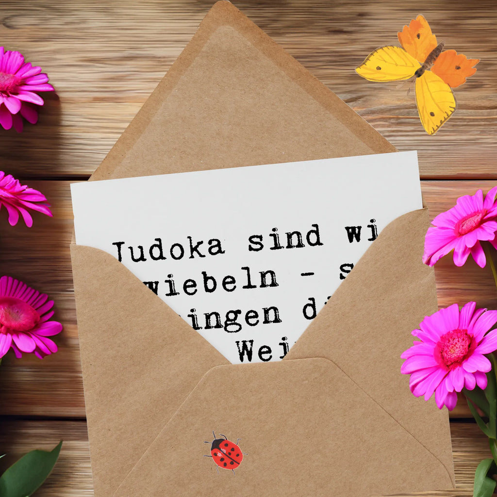 Deluxe Card Saying Judoka sind wie Zwiebeln - sie bringen dich zum Weinen, wenn du ihnen zu nahe kommst. Klappkarte, Einladungskarte, Karte, Hochwertige Grußkarte, Glückwunschkarte, Hochwertige Klappkarte, Hochzeitskarte, Geburtstagskarte, Grußkarte, Geschenk, Sport, Sportart, Hobby, Schenken, Danke, Dankeschön, Auszeichnung, Gewinn, Sportler