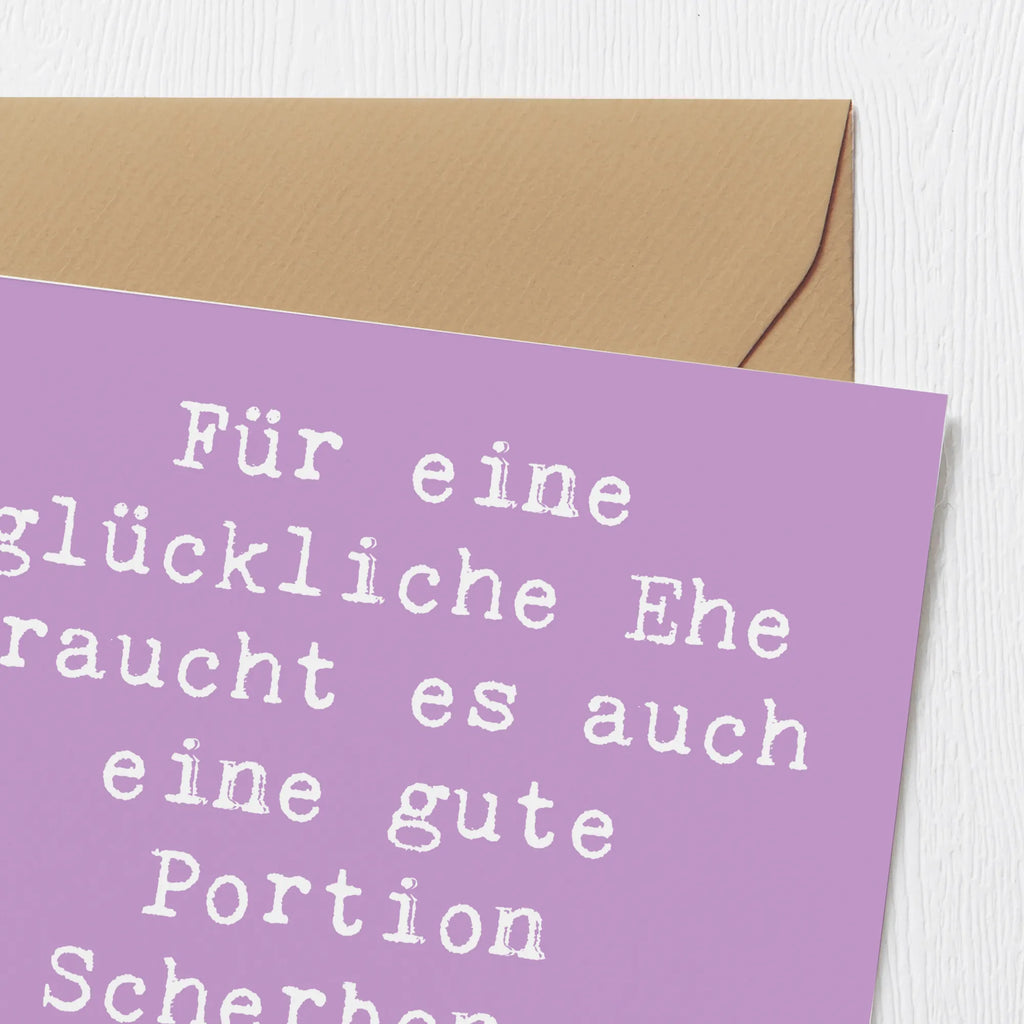 Deluxe Card Saying Für eine glückliche Ehe braucht es auch eine gute Portion Scherben - Prost beim Polterabend! Karte, Grußkarte, Klappkarte, Einladungskarte, Glückwunschkarte, Hochzeitskarte, Geburtstagskarte, Hochwertige Grußkarte, Hochwertige Klappkarte, Hochzeit, Hochzeitsgeschenk, Ehe, Hochzeitsfeier, Trauung, Trauungsgeschenk, Verlobungsfeier, Verlobungsgeschenk, Hochzeitsgeschenkideen, Hochzeitsgeschenke für Brautpaar