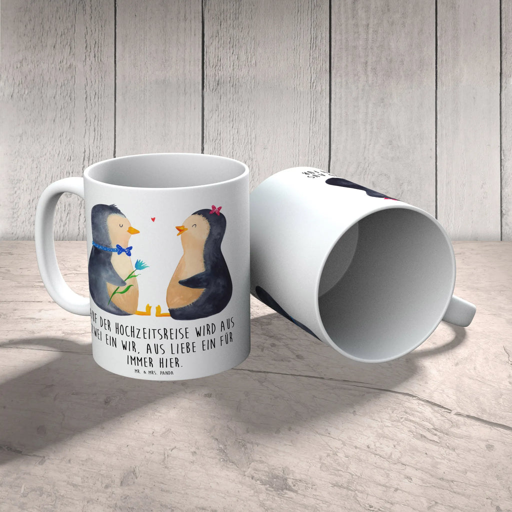 Mug Auf der Hochzeitsreise wird aus Zwei ein Wir, aus Liebe ein für immer hier. Tasse mit Zitaten, Bürotasse, Teetasse, Porzellantasse, Tasse, Keramiktasse, Tasse mit Motiven, Kaffeetasse, Geschenktasse, Hochzeit, Hochzeitsgeschenk, Ehe, Hochzeitsfeier, Trauung, Trauungsgeschenk, Hochzeitskarte, Verlobungsfeier, Verlobungsgeschenk, Hochzeitsgeschenkideen, Hochzeitsgeschenke für Brautpaar