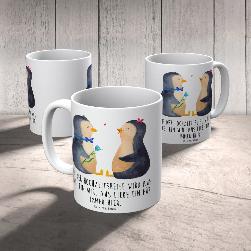 Mug Auf der Hochzeitsreise wird aus Zwei ein Wir, aus Liebe ein für immer hier. Tasse mit Zitaten, Bürotasse, Teetasse, Porzellantasse, Tasse, Keramiktasse, Tasse mit Motiven, Kaffeetasse, Geschenktasse, Hochzeit, Hochzeitsgeschenk, Ehe, Hochzeitsfeier, Trauung, Trauungsgeschenk, Hochzeitskarte, Verlobungsfeier, Verlobungsgeschenk, Hochzeitsgeschenkideen, Hochzeitsgeschenke für Brautpaar