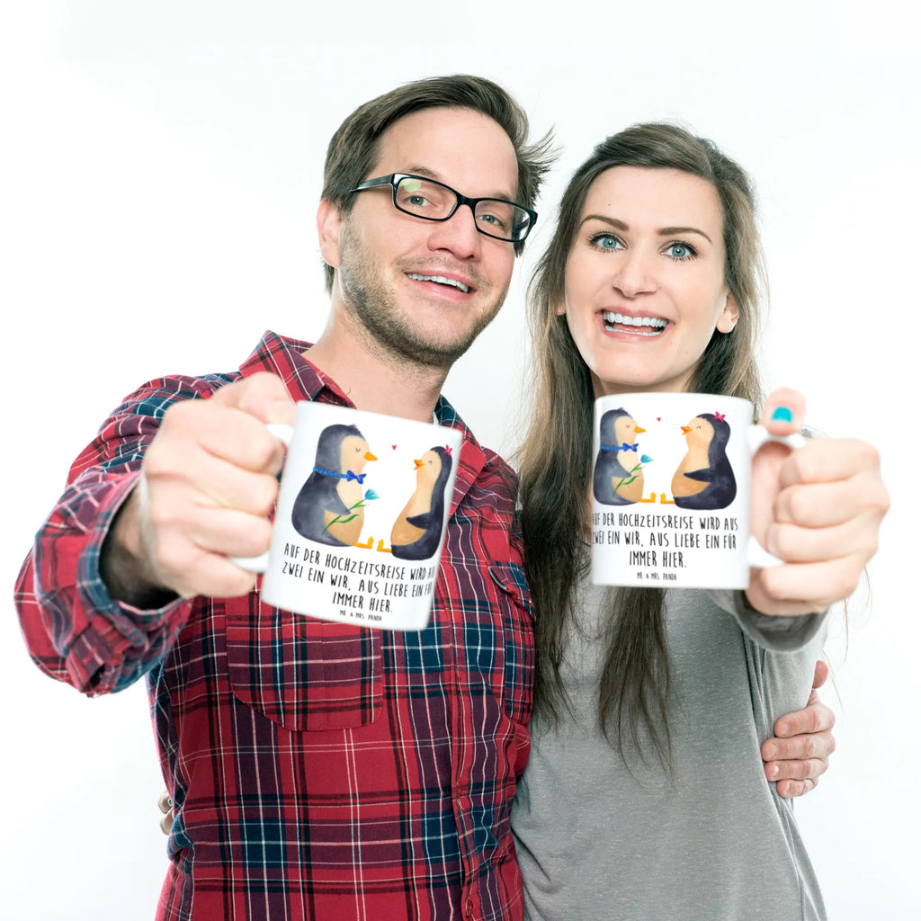 Mug Auf der Hochzeitsreise wird aus Zwei ein Wir, aus Liebe ein für immer hier. Tasse mit Zitaten, Bürotasse, Teetasse, Porzellantasse, Tasse, Keramiktasse, Tasse mit Motiven, Kaffeetasse, Geschenktasse, Hochzeit, Hochzeitsgeschenk, Ehe, Hochzeitsfeier, Trauung, Trauungsgeschenk, Hochzeitskarte, Verlobungsfeier, Verlobungsgeschenk, Hochzeitsgeschenkideen, Hochzeitsgeschenke für Brautpaar