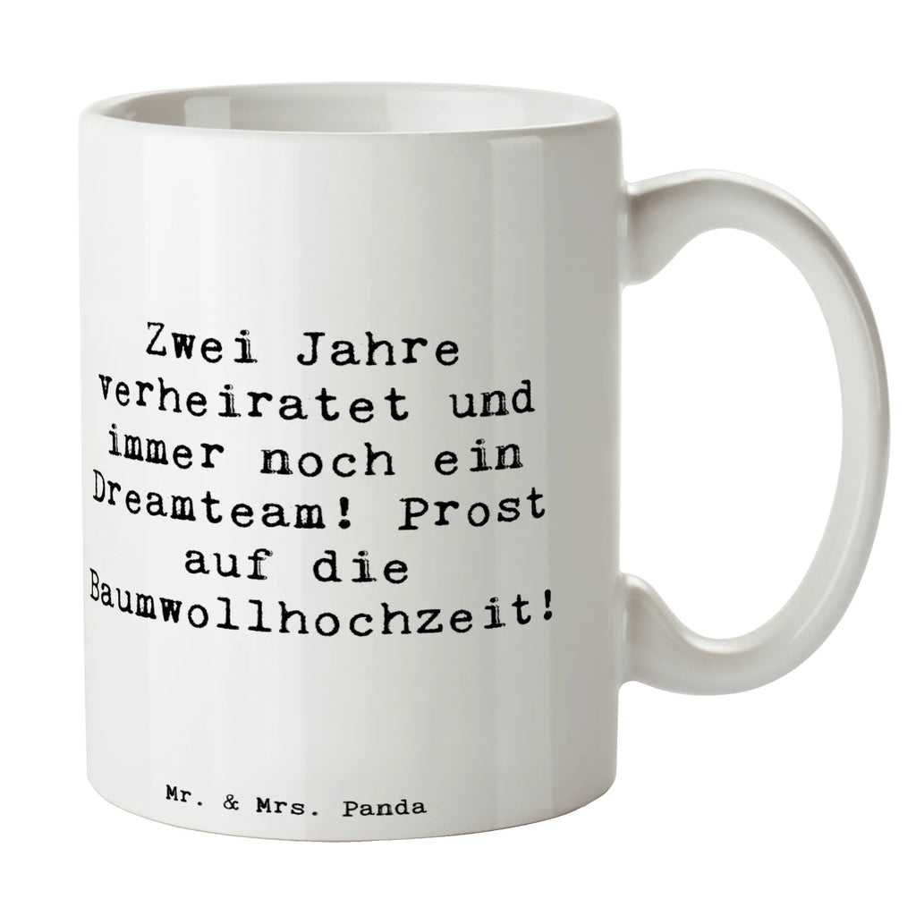 Mug Saying Zwei Jahre verheiratet und immer noch ein Dreamteam! Prost auf die Baumwollhochzeit! Teetasse, Porzellantasse, Keramiktasse, Tasse mit Zitaten, Tasse, Bürotasse, Kaffeetasse, Geschenktasse, Tasse mit Motiven, Hochzeit, Hochzeitsgeschenk, Ehe, Hochzeitsfeier, Trauung, Trauungsgeschenk, Hochzeitskarte, Verlobungsfeier, Verlobungsgeschenk, Hochzeitsgeschenkideen, Hochzeitsgeschenke für Brautpaar