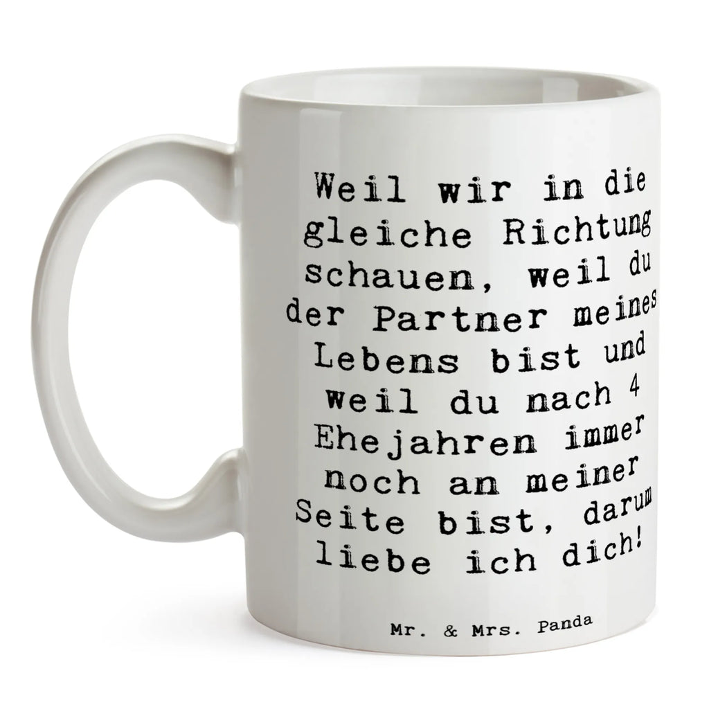 Mug Saying Weil wir in die gleiche Richtung schauen, weil du der Partner meines Lebens bist und weil du nach 4 Ehejahren immer noch an meiner Seite bist, darum liebe ich dich! Tasse, Porzellantasse, Geschenktasse, Kaffeetasse, Teetasse, Keramiktasse, Tasse mit Zitaten, Tasse mit Motiven, Bürotasse, Hochzeit, Hochzeitsgeschenk, Ehe, Hochzeitsfeier, Trauung, Trauungsgeschenk, Hochzeitskarte, Verlobungsfeier, Verlobungsgeschenk, Hochzeitsgeschenkideen, Hochzeitsgeschenke für Brautpaar