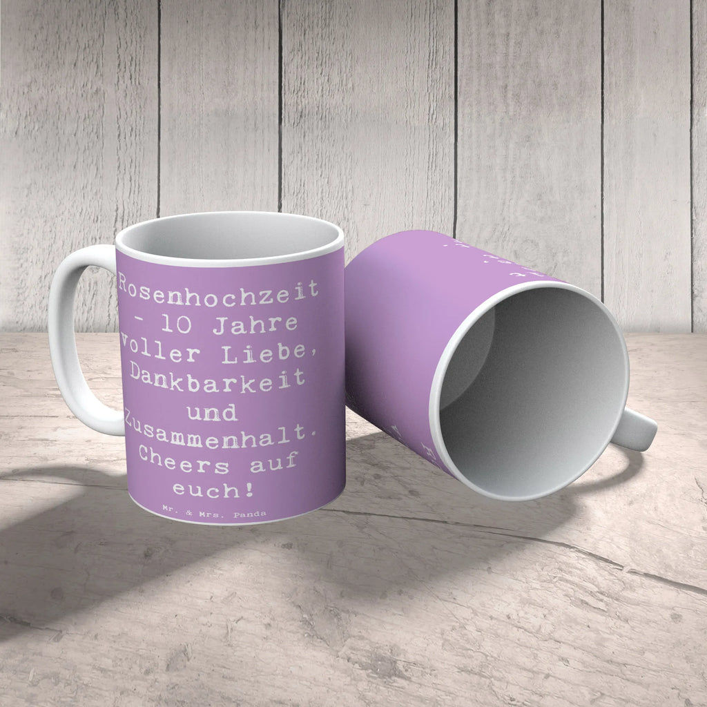 Mug Saying Rosenhochzeit - 10 Jahre voller Liebe, Dankbarkeit und Zusammenhalt. Cheers auf euch! Teetasse, Tasse, Tasse mit Motiven, Porzellantasse, Bürotasse, Kaffeetasse, Keramiktasse, Tasse mit Zitaten, Geschenktasse, Hochzeit, Hochzeitsgeschenk, Ehe, Hochzeitsfeier, Trauung, Trauungsgeschenk, Hochzeitskarte, Verlobungsfeier, Verlobungsgeschenk, Hochzeitsgeschenkideen, Hochzeitsgeschenke für Brautpaar
