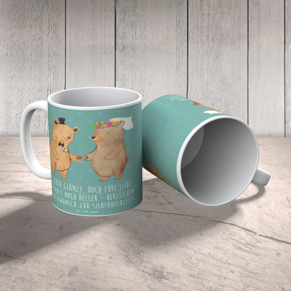 Mug Silber glänzt, doch eure Liebe strahlt noch heller - Herzlichen Glückwunsch zur Silberhochzeit! Geschenktasse, Bürotasse, Keramiktasse, Tasse mit Zitaten, Tasse, Teetasse, Kaffeetasse, Porzellantasse, Tasse mit Motiven, Hochzeit, Hochzeitsgeschenk, Ehe, Hochzeitsfeier, Trauung, Trauungsgeschenk, Hochzeitskarte, Verlobungsfeier, Verlobungsgeschenk, Hochzeitsgeschenkideen, Hochzeitsgeschenke für Brautpaar