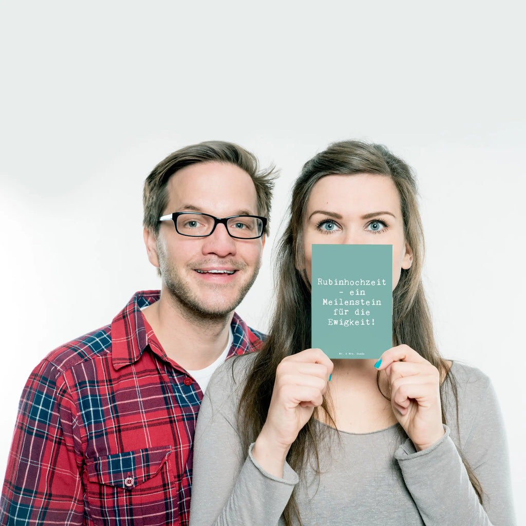 Postkarte Spruch 40. Hochzeitstag Rubinhochzeit Einladungskarten Geburtstag, Grußkarte, Geburtstagskarte, Ansichtskarten, Karte, Einladungskarte, Einladung, Ansichtskarte, Dankeskarte, Geschenkkarte, Postkarte, Einladung Geburtstag, Hochzeit, Hochzeitsgeschenk, Ehe, Hochzeitsfeier, Trauung, Trauungsgeschenk, Hochzeitskarte, Verlobungsfeier, Verlobungsgeschenk, Hochzeitsgeschenkideen, Hochzeitsgeschenke für Brautpaar