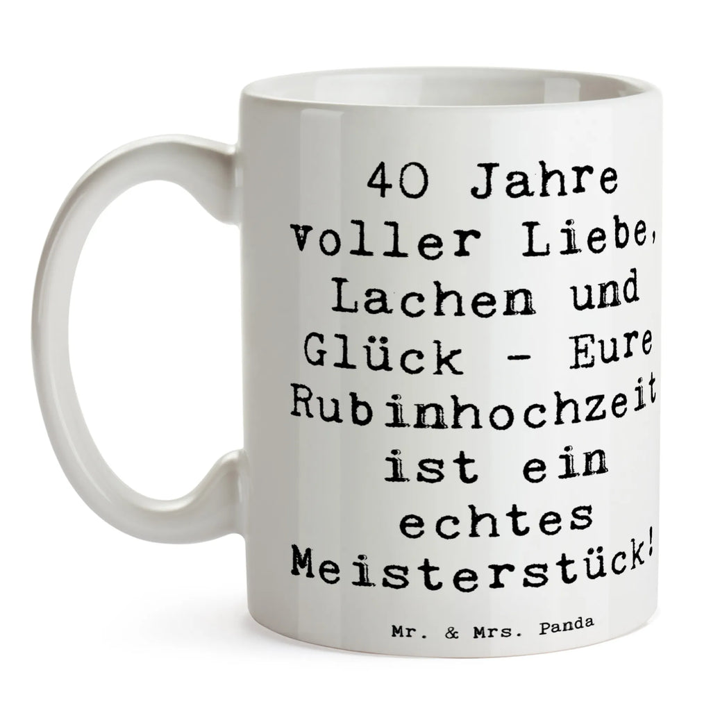 Mug Cytat 40 Jahre voller Liebe, Lachen und Glück - Eure Rubinhochzeit ist ein echtes Meisterstück! Porzellantasse, Geschenktasse, Bürotasse, Tasse mit Motiven, Keramiktasse, Tasse, Kaffeetasse, Tasse mit Zitaten, Teetasse, Hochzeit, Hochzeitsgeschenk, Ehe, Hochzeitsfeier, Trauung, Trauungsgeschenk, Hochzeitskarte, Verlobungsfeier, Verlobungsgeschenk, Hochzeitsgeschenkideen, Hochzeitsgeschenke für Brautpaar