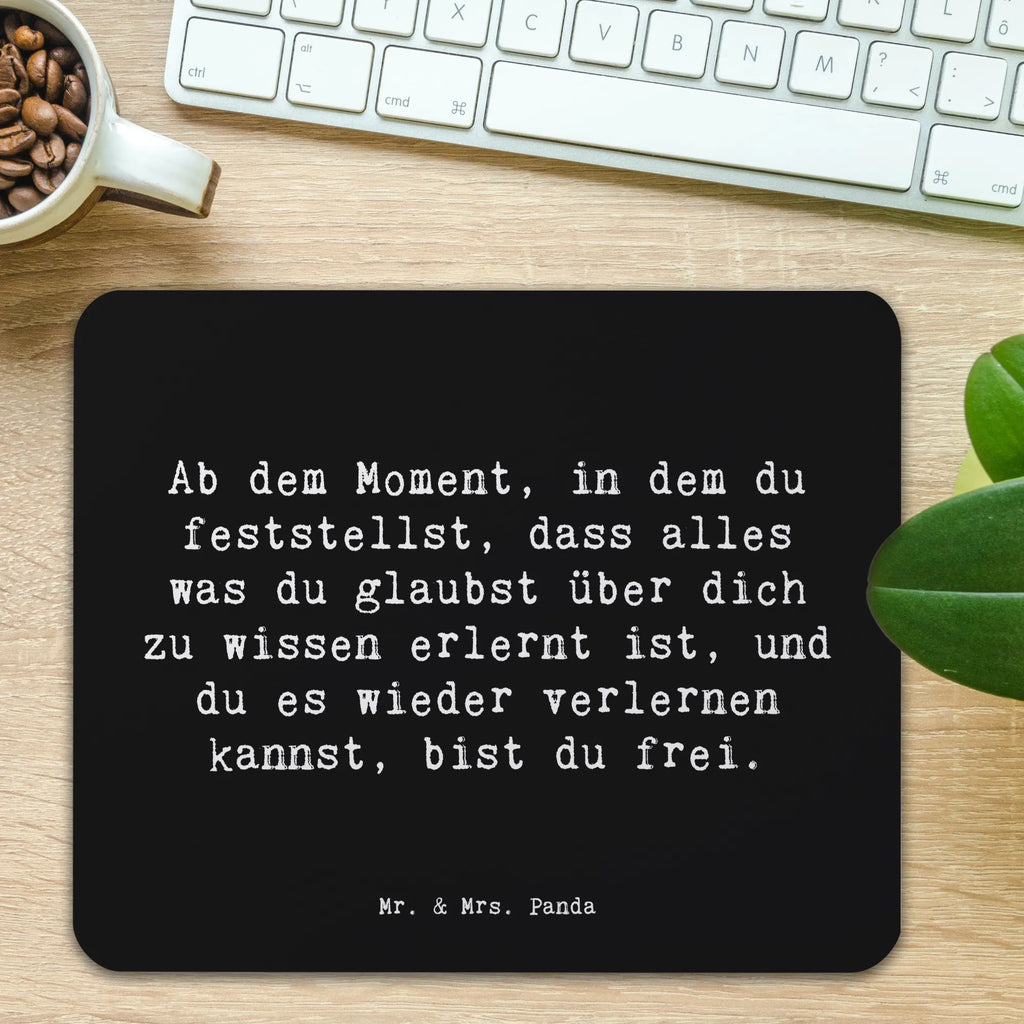 Mouse mat Saying Ab dem Moment, in dem du feststellst, dass alles was du glaubst über dich zu wissen erlernt ist, und du es wieder verlernen kannst, bist du frei. Designer Mauspad, Arbeitszimmer, PC Zubehör, Einzigartiges Mauspad, Mauspad, Mousepad, Computer zubehör, Büroausstattung, Mausunterlage, Mauspad Büro