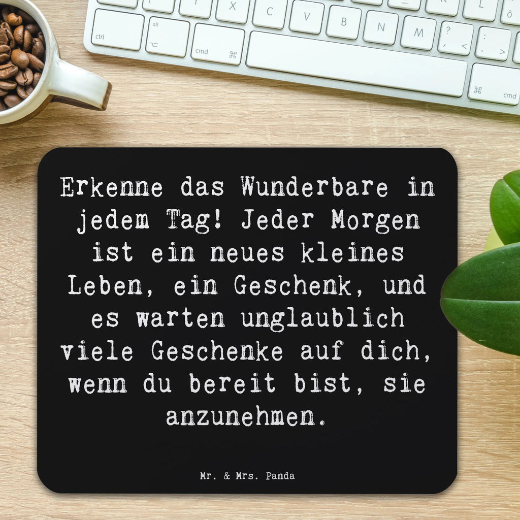 Mouse mat Saying Erkenne das Wunderbare in jedem Tag! Jeder Morgen ist ein neues kleines Leben, ein Geschenk, und es warten unglaublich viele Geschenke auf dich, wenn du bereit bist, sie anzunehmen. Mausunterlage, Mousepad, Einzigartiges Mauspad, Mauspad, Mauspad Büro, Büroausstattung, PC Zubehör, Designer Mauspad, Computer zubehör, Arbeitszimmer