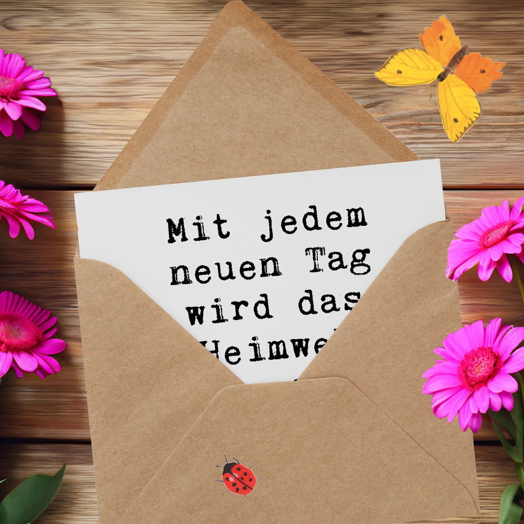 Deluxe Karte Spruch Heimweh überwinden Mut Klappkarte, Einladungskarte, Hochwertige Grußkarte, Karte, Geburtstagskarte, Hochzeitskarte, Hochwertige Klappkarte, Grußkarte, Glückwunschkarte, sprüche, zitate, spruch kollektion, inspiration, motivation, lebensweisheiten, geschenkideen, wanddeko, wohnaccessoires, sprüche sammlung, schöne sprüche, glück, liebe, freude, lächeln, alltag verschönern, nachhaltige geschenke, dekoration, kreativ, einzigartig, shopify, mr and mrs panda