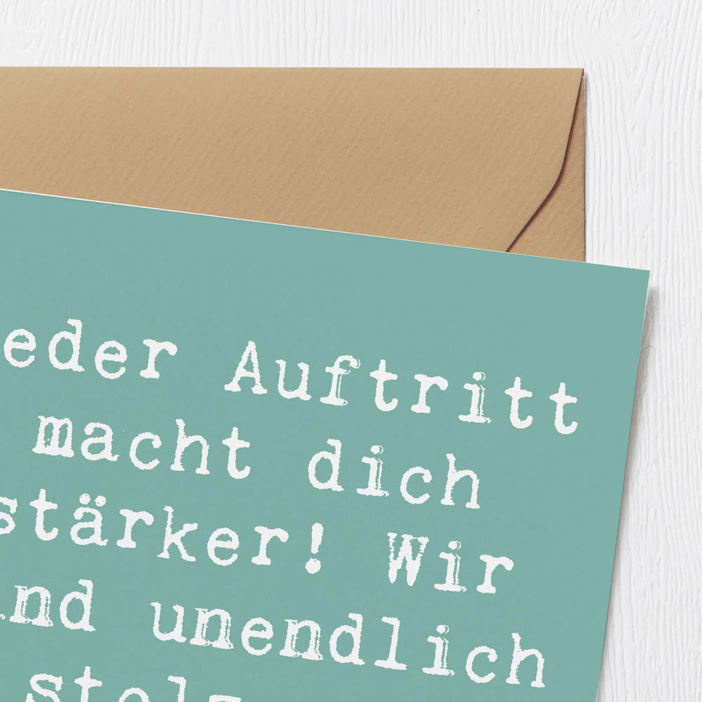 Deluxe Card Saying Jeder Auftritt macht dich stärker! Wir sind unendlich stolz auf dich! Karte, Glückwunschkarte, Grußkarte, Hochwertige Grußkarte, Einladungskarte, Geburtstagskarte, Klappkarte, Hochwertige Klappkarte, Hochzeitskarte