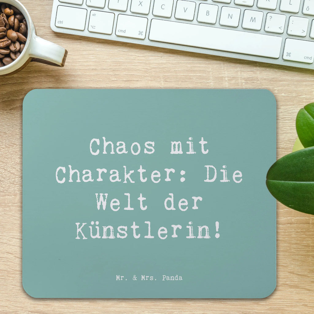 Mouse mat Saying Chaos mit Charakter: Die Welt der Künstlerin! Mausunterlage, PC Zubehör, Arbeitszimmer, Computer zubehör, Büroausstattung, Mousepad, Einzigartiges Mauspad, Mauspad, Mauspad Büro, Designer Mauspad, Beruf, Ausbildung, Jubiläum, Abschied, Rente, Kollege, Kollegin, Geschenk, Schenken, Arbeitskollege, Mitarbeiter, Firma, Danke, Dankeschön