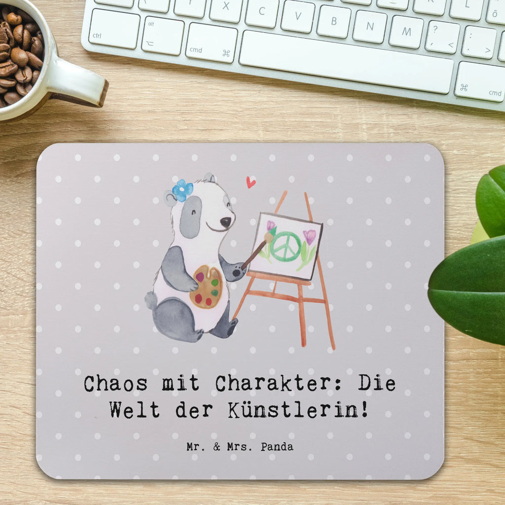 Mouse mat Chaos mit Charakter: Die Welt der Künstlerin! Computer zubehör, Arbeitszimmer, Büroausstattung, Mauspad, Designer Mauspad, Einzigartiges Mauspad, Mausunterlage, Mauspad Büro, PC Zubehör, Mousepad, Beruf, Ausbildung, Jubiläum, Abschied, Rente, Kollege, Kollegin, Geschenk, Schenken, Arbeitskollege, Mitarbeiter, Firma, Danke, Dankeschön
