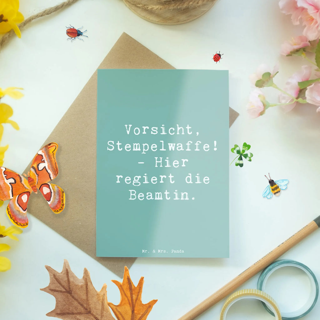 Greetings card Saying Vorsicht, Stempelwaffe! - Hier regiert die Beamtin. Ansichtskarten, Grußkarte, Einladungskarte, Glückwunschkarte, Geburtstagskarte, Karte, Hochzeitskarte, Klappkarte, Beruf, Ausbildung, Jubiläum, Abschied, Rente, Kollege, Kollegin, Geschenk, Schenken, Arbeitskollege, Mitarbeiter, Firma, Danke, Dankeschön