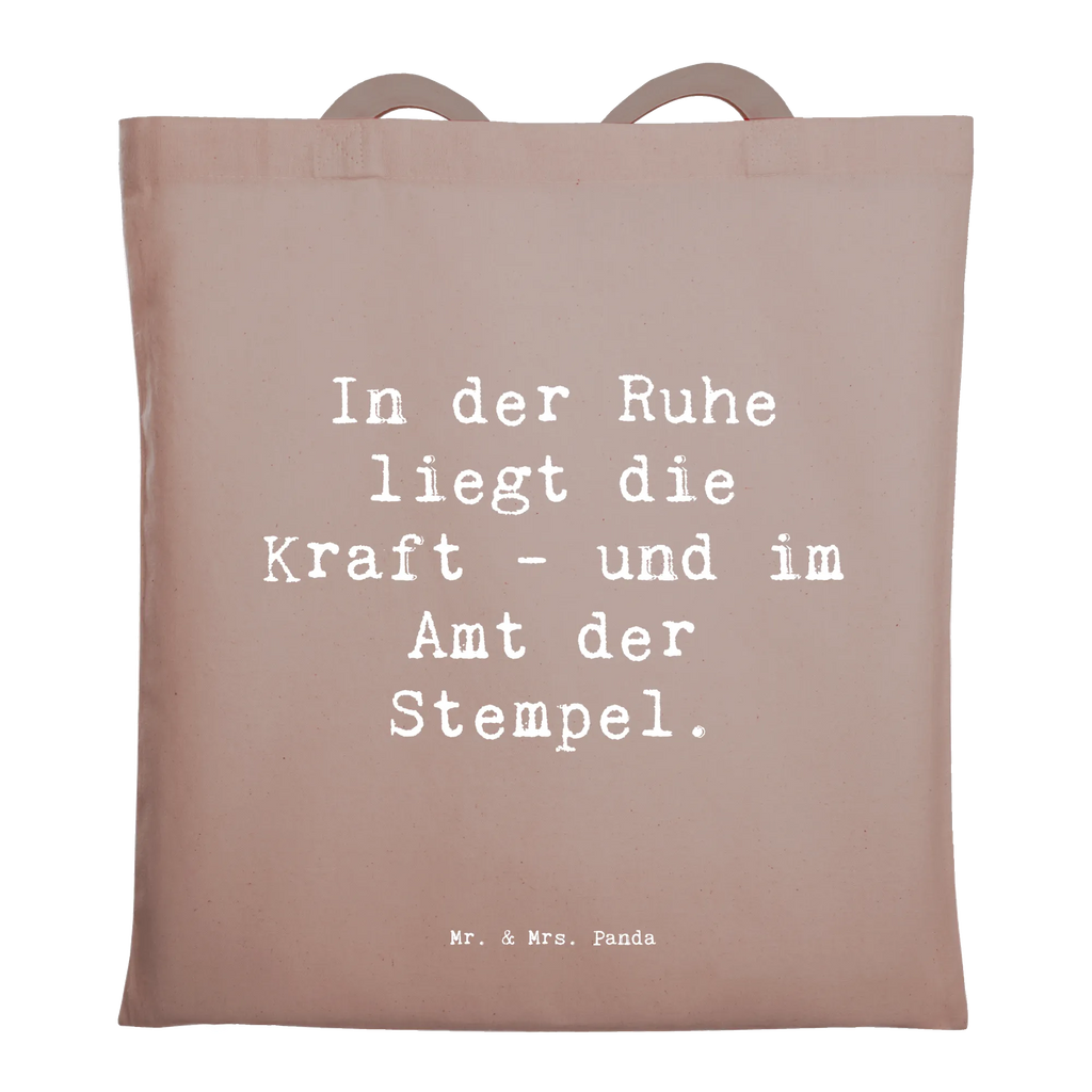 Tote bag Saying In der Ruhe liegt die Kraft - und im Amt der Stempel. Beutel, Stofftasche, Einkaufstasche, Jutebeutel, Tasche, Badetasche, Umhängetasche, Tragetasche, Schultertasche, Strandtasche, Laptoptasche, Einkaufstüte, Shopper, Beuteltasche, Jutetasche, Stoffbeutel, Beruf, Ausbildung, Jubiläum, Abschied, Rente, Kollege, Kollegin, Geschenk, Schenken, Arbeitskollege, Mitarbeiter, Firma, Danke, Dankeschön