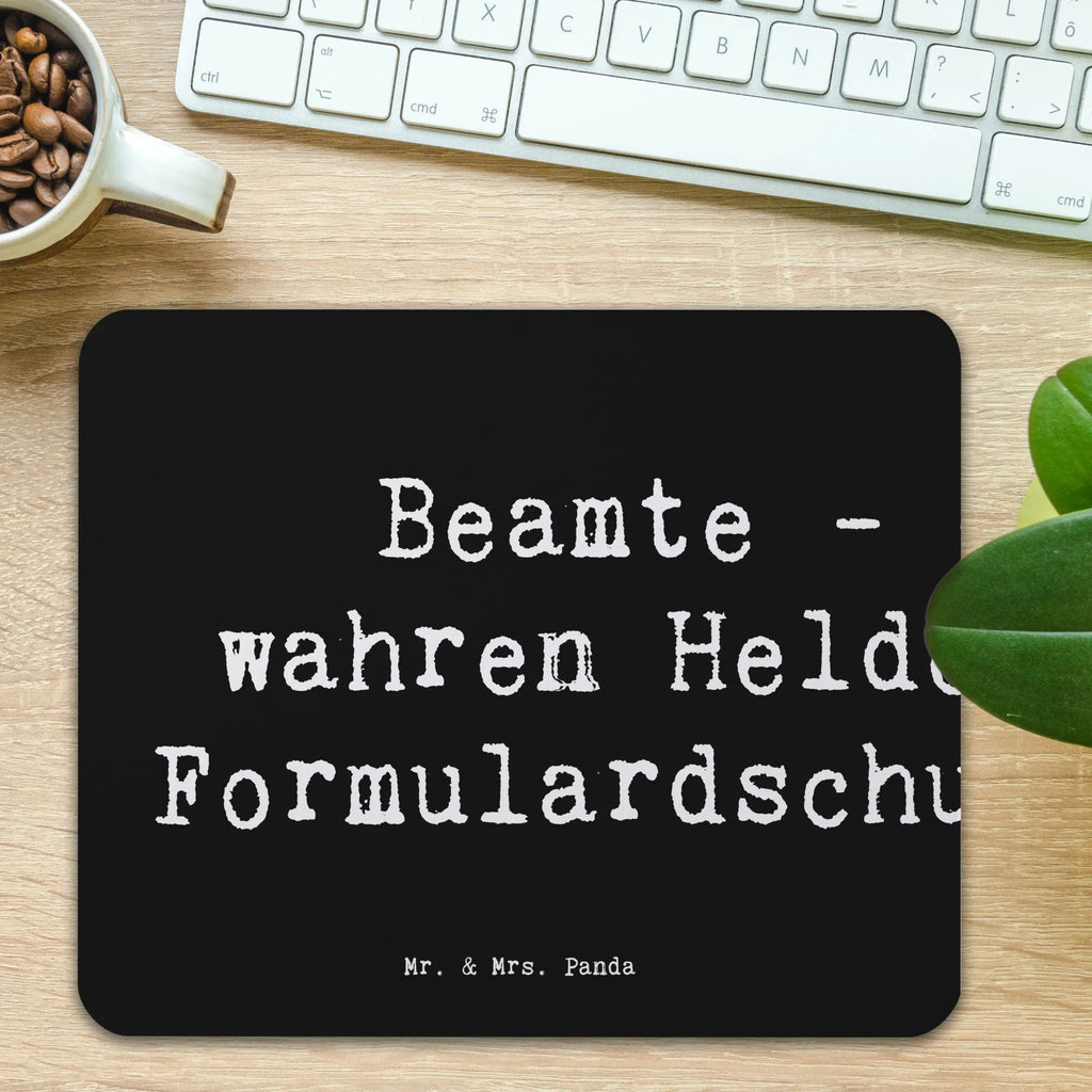 Mouse mat Saying Beamte - die wahren Helden des Formulardschungels! Arbeitszimmer, Büroausstattung, PC Zubehör, Mousepad, Mauspad Büro, Computer zubehör, Mauspad, Designer Mauspad, Einzigartiges Mauspad, Mausunterlage, Beruf, Ausbildung, Jubiläum, Abschied, Rente, Kollege, Kollegin, Geschenk, Schenken, Arbeitskollege, Mitarbeiter, Firma, Danke, Dankeschön