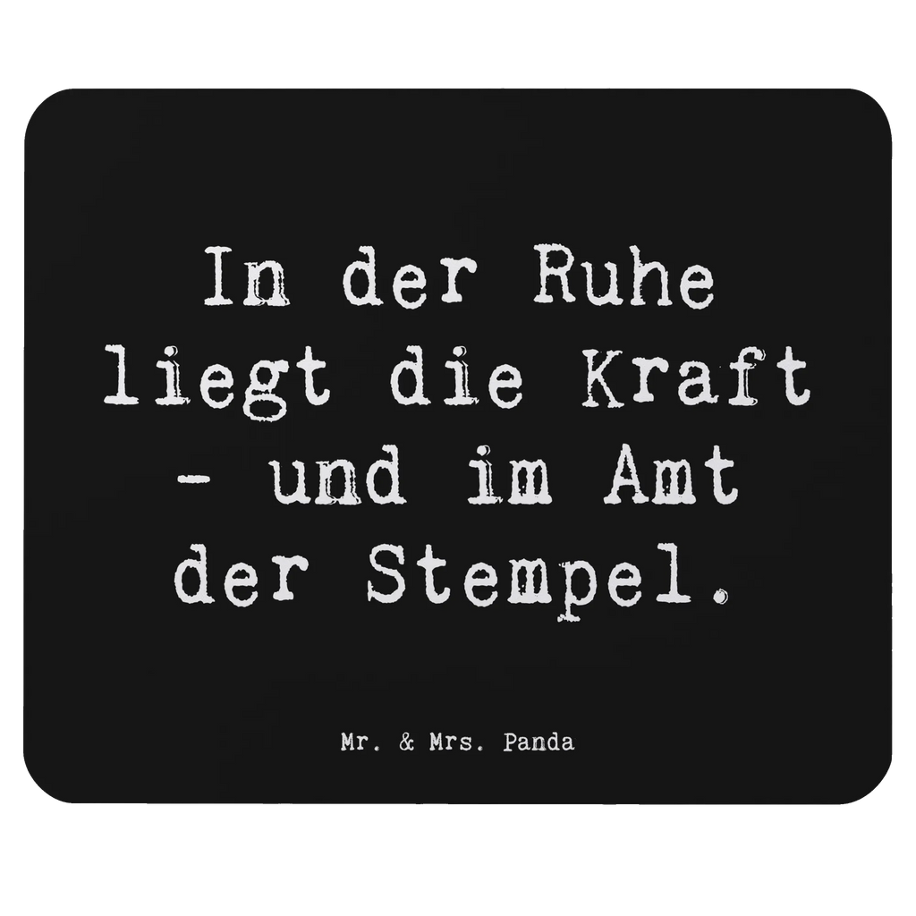 Mouse mat Saying In der Ruhe liegt die Kraft - und im Amt der Stempel. Mausunterlage, Mousepad, Einzigartiges Mauspad, Computer zubehör, Arbeitszimmer, Mauspad Büro, Büroausstattung, Designer Mauspad, Mauspad, PC Zubehör, Beruf, Ausbildung, Jubiläum, Abschied, Rente, Kollege, Kollegin, Geschenk, Schenken, Arbeitskollege, Mitarbeiter, Firma, Danke, Dankeschön