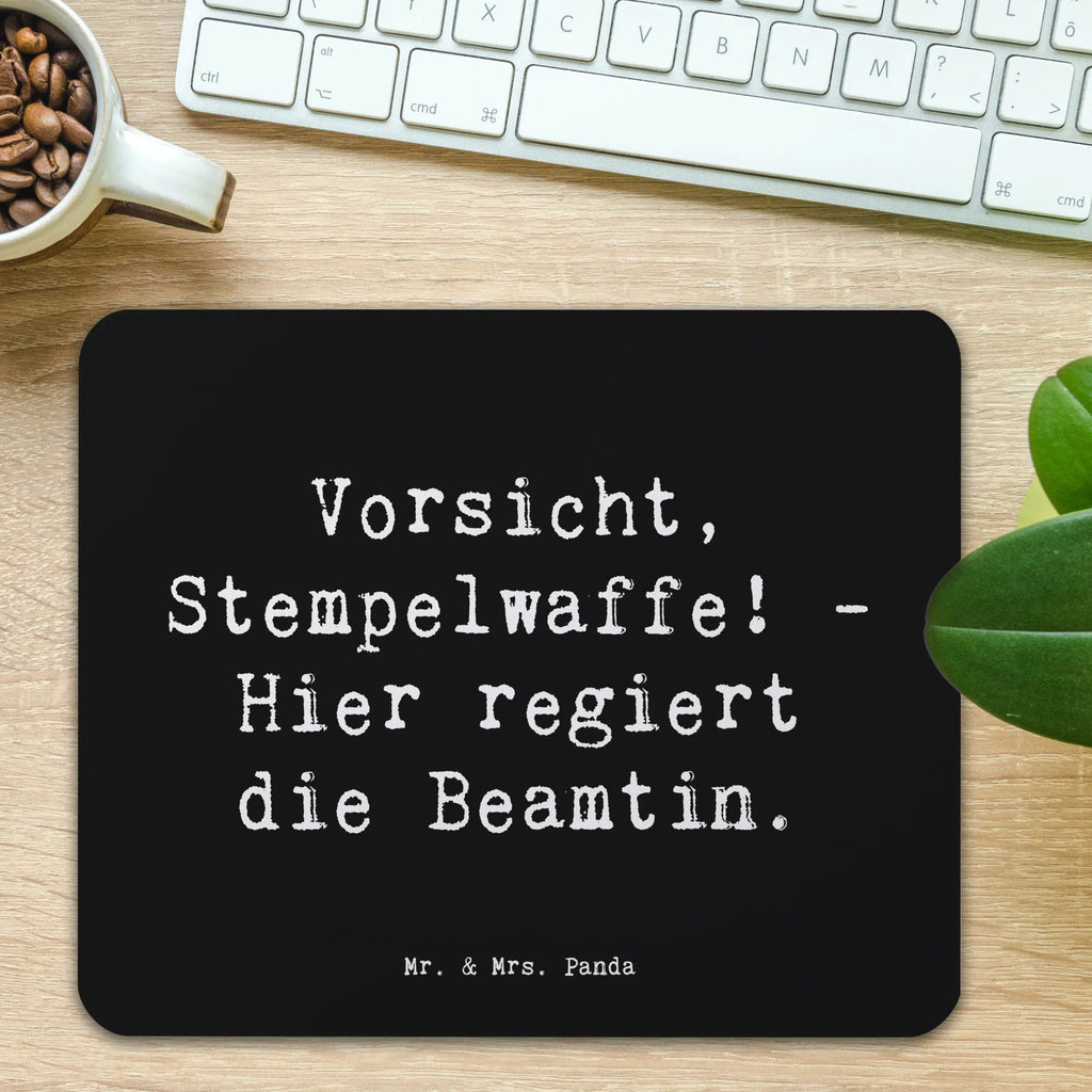 Mauspad Spruch Beamtin Stempelwaffe Büroausstattung, Computer zubehör, Designer Mauspad, PC Zubehör, Einzigartiges Mauspad, Mousepad, Arbeitszimmer, Mauspad, Mauspad Büro, Mausunterlage, Beruf, Ausbildung, Jubiläum, Abschied, Rente, Kollege, Kollegin, Geschenk, Schenken, Arbeitskollege, Mitarbeiter, Firma, Danke, Dankeschön