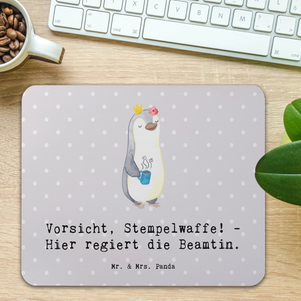Mouse mat Vorsicht, Stempelwaffe! - Hier regiert die Beamtin. Mousepad, Arbeitszimmer, Einzigartiges Mauspad, Mauspad Büro, Büroausstattung, PC Zubehör, Mausunterlage, Mauspad, Designer Mauspad, Computer zubehör, Beruf, Ausbildung, Jubiläum, Abschied, Rente, Kollege, Kollegin, Geschenk, Schenken, Arbeitskollege, Mitarbeiter, Firma, Danke, Dankeschön