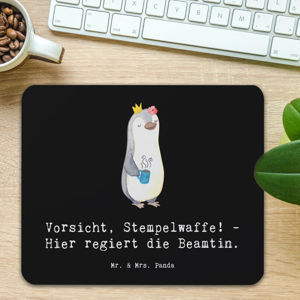 Mouse mat Vorsicht, Stempelwaffe! - Hier regiert die Beamtin. Mousepad, Arbeitszimmer, Einzigartiges Mauspad, Mauspad Büro, Büroausstattung, PC Zubehör, Mausunterlage, Mauspad, Designer Mauspad, Computer zubehör, Beruf, Ausbildung, Jubiläum, Abschied, Rente, Kollege, Kollegin, Geschenk, Schenken, Arbeitskollege, Mitarbeiter, Firma, Danke, Dankeschön