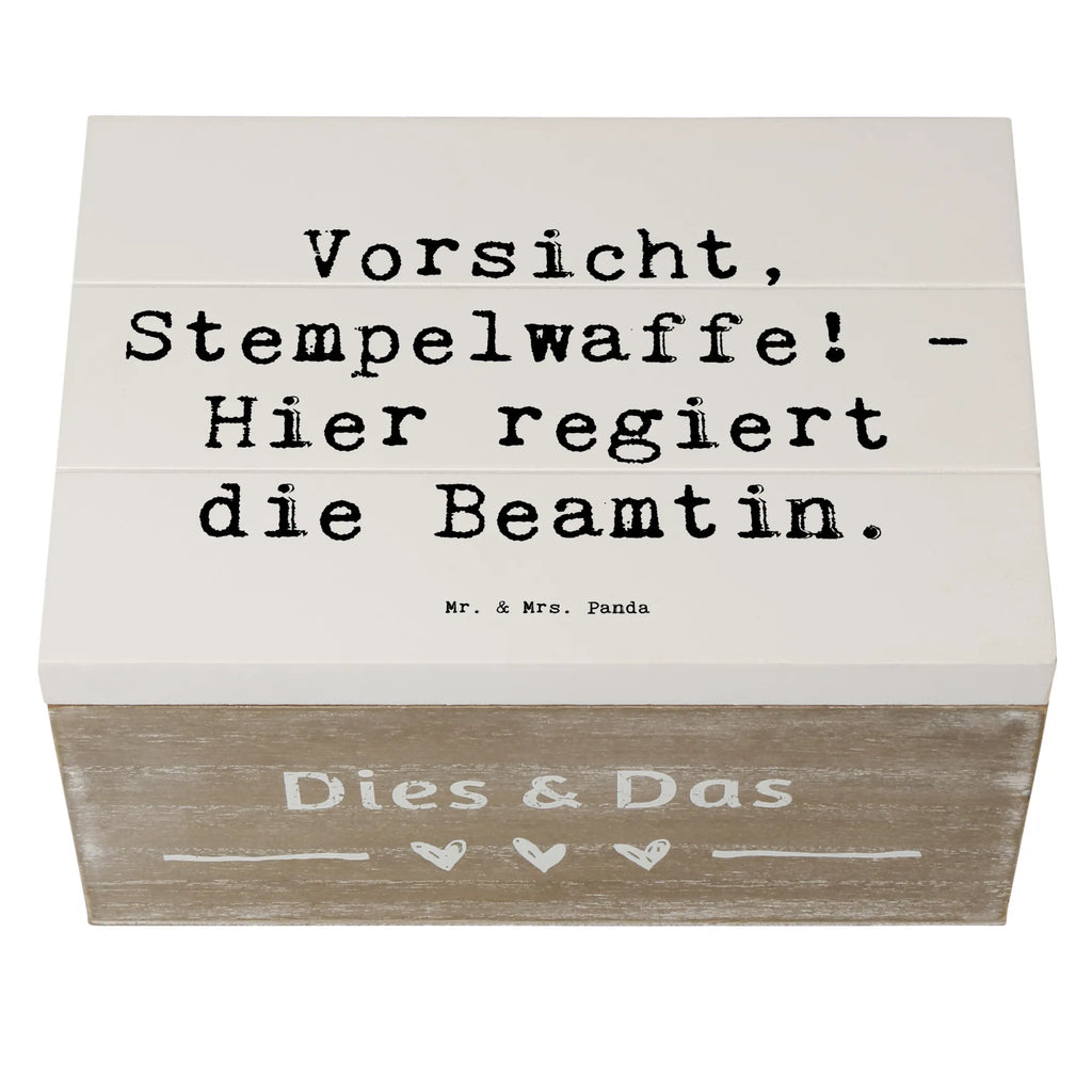 Holzkiste Spruch Beamtin Stempelwaffe Aufbewahrungsbox, Geschenkdose, Truhe, Geschenkbox, Kiste, XXL, Schatzkiste, Holzkiste, Erinnerungskiste, Erinnerungsbox, Dekokiste, Schatulle, Beruf, Ausbildung, Jubiläum, Abschied, Rente, Kollege, Kollegin, Geschenk, Schenken, Arbeitskollege, Mitarbeiter, Firma, Danke, Dankeschön