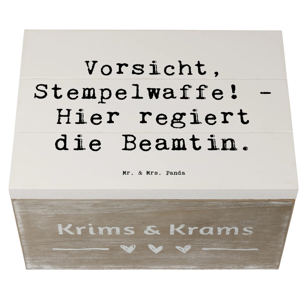 Holzkiste Spruch Beamtin Stempelwaffe Aufbewahrungsbox, Geschenkdose, Truhe, Geschenkbox, Kiste, XXL, Schatzkiste, Holzkiste, Erinnerungskiste, Erinnerungsbox, Dekokiste, Schatulle, Beruf, Ausbildung, Jubiläum, Abschied, Rente, Kollege, Kollegin, Geschenk, Schenken, Arbeitskollege, Mitarbeiter, Firma, Danke, Dankeschön