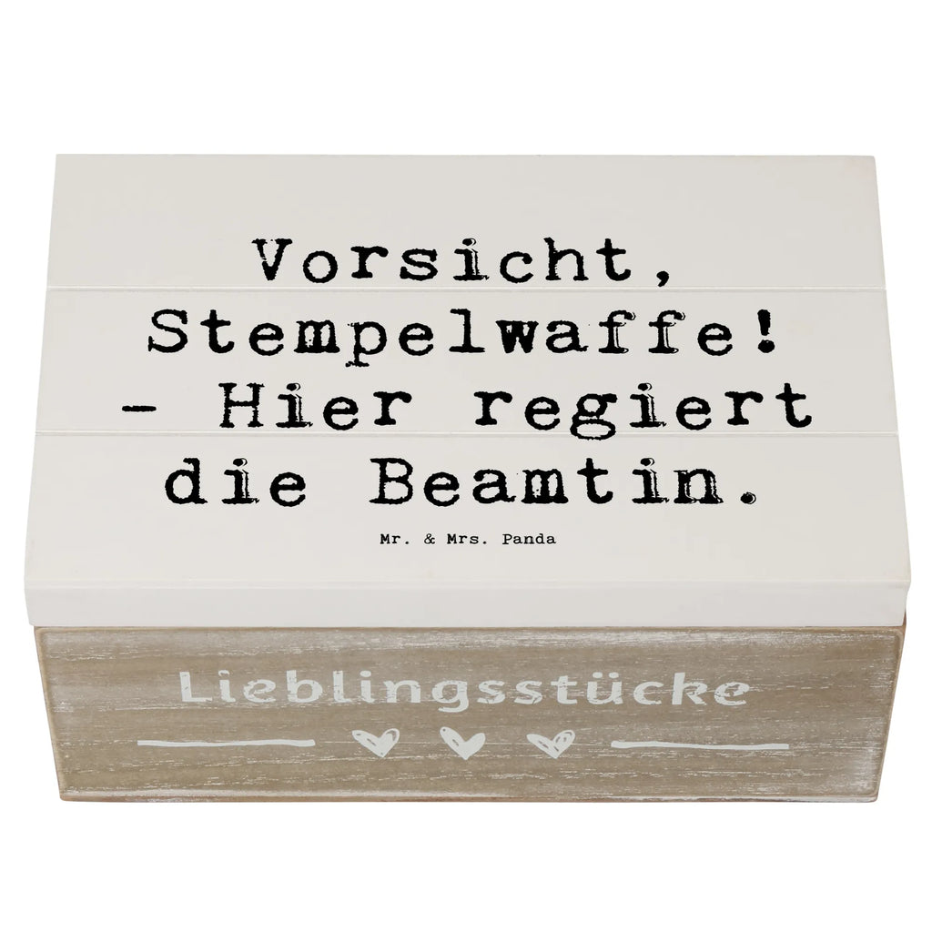 Holzkiste Spruch Beamtin Stempelwaffe Aufbewahrungsbox, Geschenkdose, Truhe, Geschenkbox, Kiste, XXL, Schatzkiste, Holzkiste, Erinnerungskiste, Erinnerungsbox, Dekokiste, Schatulle, Beruf, Ausbildung, Jubiläum, Abschied, Rente, Kollege, Kollegin, Geschenk, Schenken, Arbeitskollege, Mitarbeiter, Firma, Danke, Dankeschön