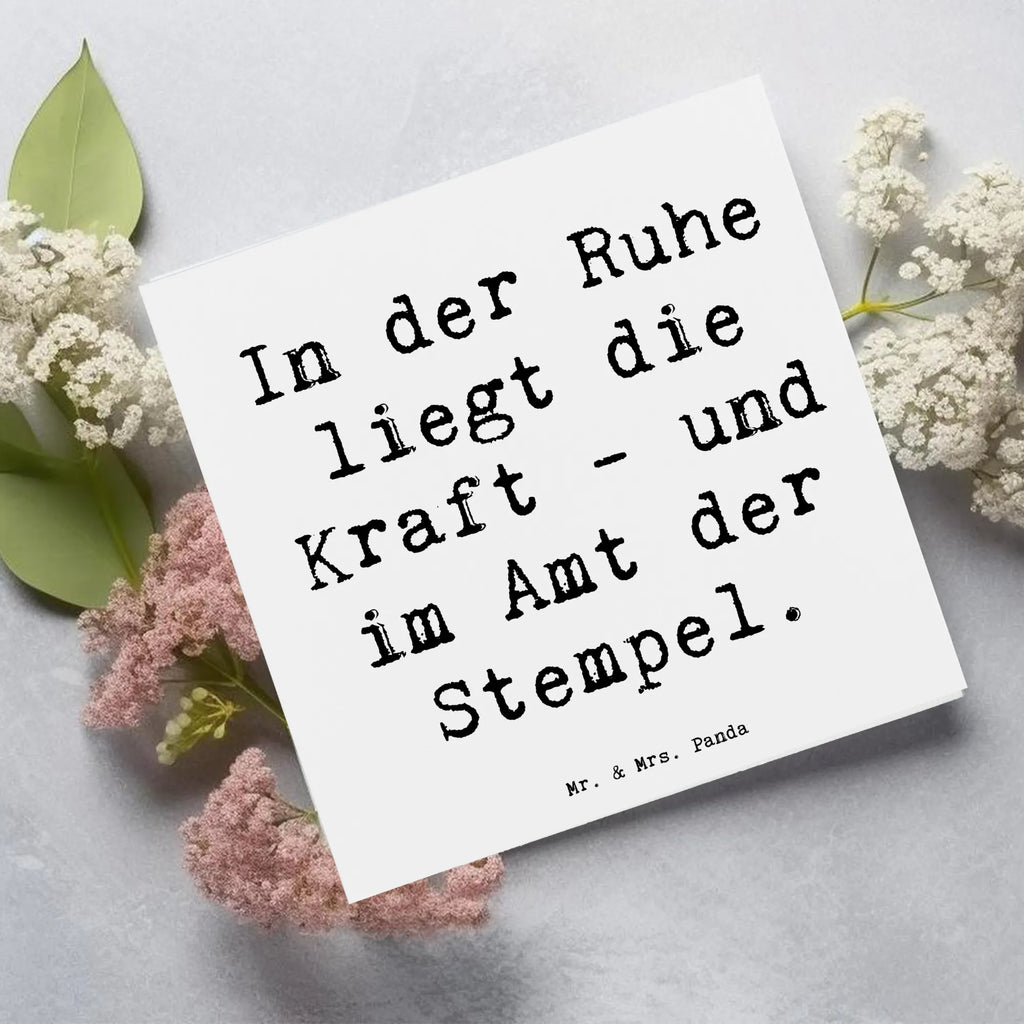 Deluxe Card Saying In der Ruhe liegt die Kraft - und im Amt der Stempel. Hochwertige Grußkarte, Hochzeitskarte, Klappkarte, Geburtstagskarte, Hochwertige Klappkarte, Grußkarte, Glückwunschkarte, Karte, Einladungskarte, Beruf, Ausbildung, Jubiläum, Abschied, Rente, Kollege, Kollegin, Geschenk, Schenken, Arbeitskollege, Mitarbeiter, Firma, Danke, Dankeschön