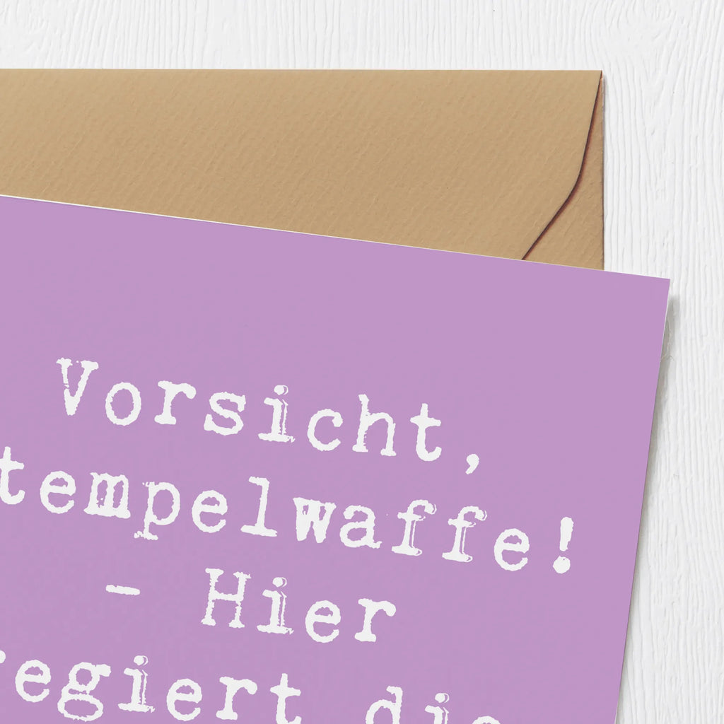 Deluxe Card Saying Vorsicht, Stempelwaffe! - Hier regiert die Beamtin. Karte, Geburtstagskarte, Einladungskarte, Grußkarte, Hochwertige Grußkarte, Hochzeitskarte, Glückwunschkarte, Klappkarte, Hochwertige Klappkarte, Beruf, Ausbildung, Jubiläum, Abschied, Rente, Kollege, Kollegin, Geschenk, Schenken, Arbeitskollege, Mitarbeiter, Firma, Danke, Dankeschön
