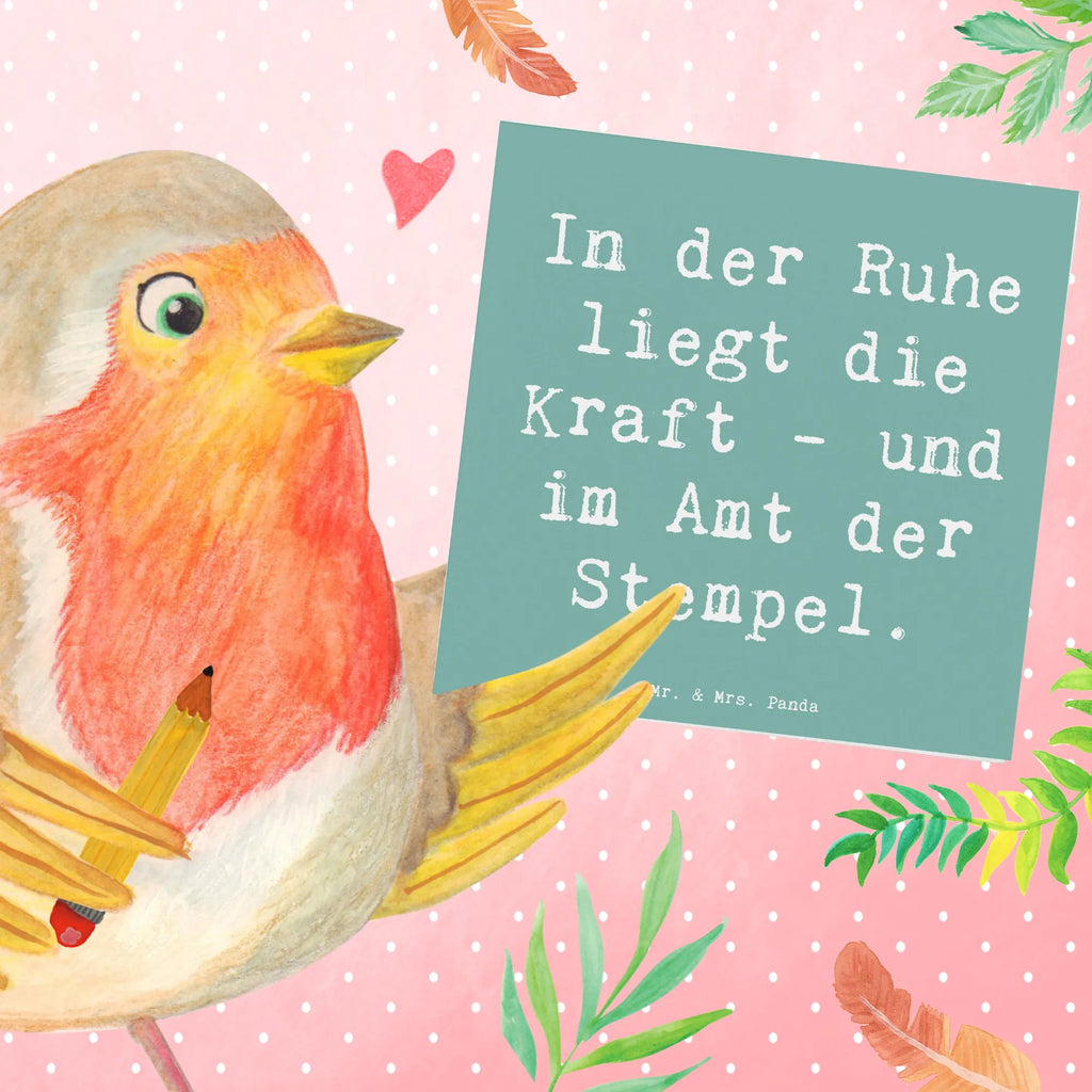 Deluxe Card Saying In der Ruhe liegt die Kraft - und im Amt der Stempel. Hochwertige Grußkarte, Hochzeitskarte, Klappkarte, Geburtstagskarte, Hochwertige Klappkarte, Grußkarte, Glückwunschkarte, Karte, Einladungskarte, Beruf, Ausbildung, Jubiläum, Abschied, Rente, Kollege, Kollegin, Geschenk, Schenken, Arbeitskollege, Mitarbeiter, Firma, Danke, Dankeschön