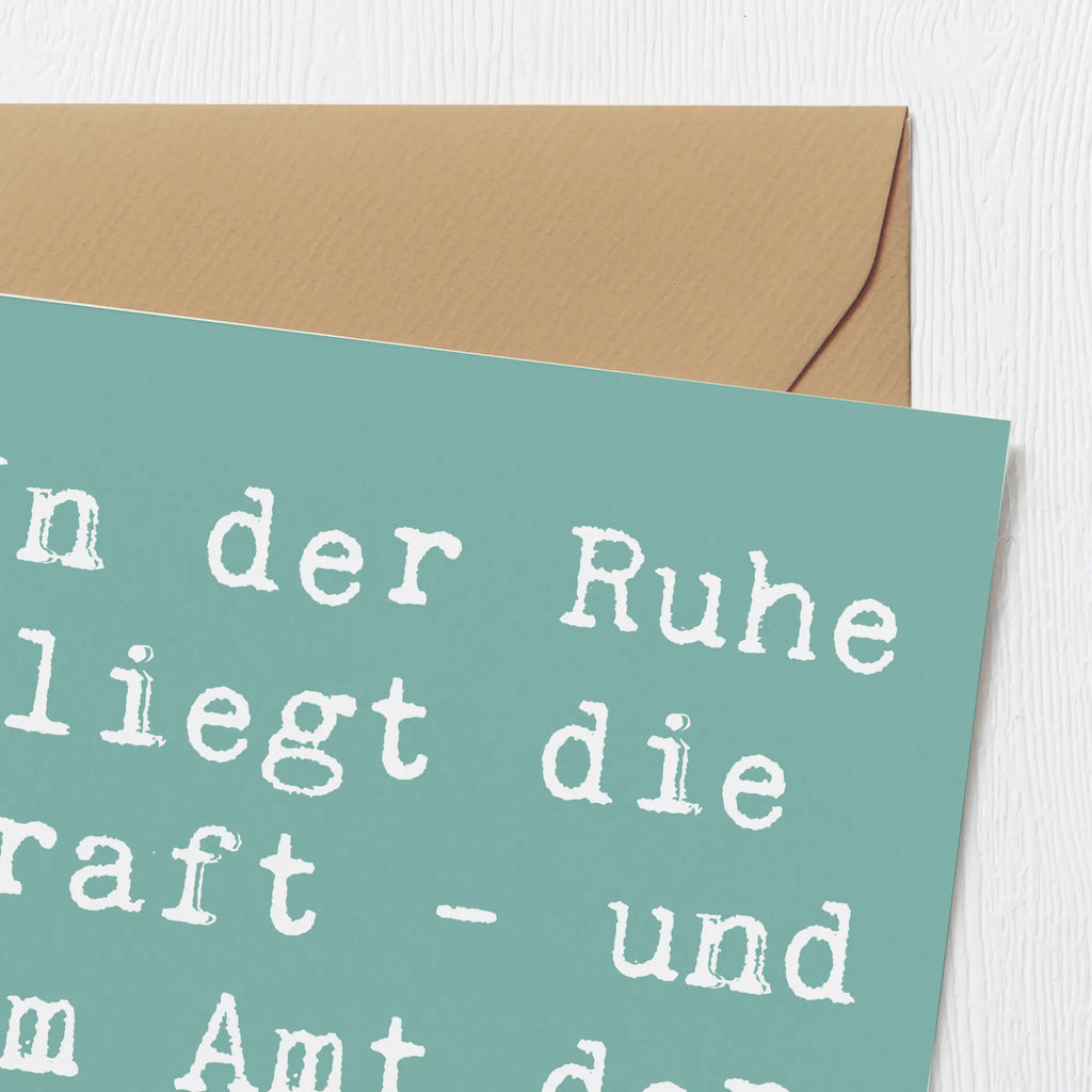 Deluxe Card Saying In der Ruhe liegt die Kraft - und im Amt der Stempel. Hochwertige Grußkarte, Hochzeitskarte, Klappkarte, Geburtstagskarte, Hochwertige Klappkarte, Grußkarte, Glückwunschkarte, Karte, Einladungskarte, Beruf, Ausbildung, Jubiläum, Abschied, Rente, Kollege, Kollegin, Geschenk, Schenken, Arbeitskollege, Mitarbeiter, Firma, Danke, Dankeschön