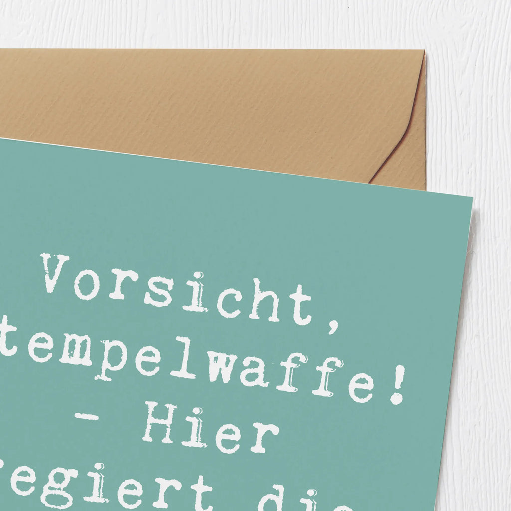 Deluxe Card Saying Vorsicht, Stempelwaffe! - Hier regiert die Beamtin. Karte, Geburtstagskarte, Einladungskarte, Grußkarte, Hochwertige Grußkarte, Hochzeitskarte, Glückwunschkarte, Klappkarte, Hochwertige Klappkarte, Beruf, Ausbildung, Jubiläum, Abschied, Rente, Kollege, Kollegin, Geschenk, Schenken, Arbeitskollege, Mitarbeiter, Firma, Danke, Dankeschön