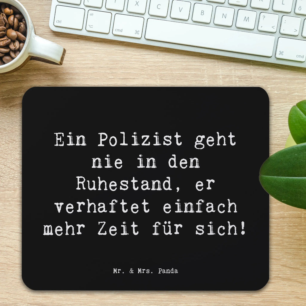 Mouse mat Saying Ein Polizist geht nie in den Ruhestand, er verhaftet einfach mehr Zeit für sich! Arbeitszimmer, Mausunterlage, Mauspad, Mousepad, Mauspad Büro, Designer Mauspad, Büroausstattung, Einzigartiges Mauspad, PC Zubehör, Computer zubehör, Beruf, Ausbildung, Jubiläum, Abschied, Rente, Kollege, Kollegin, Geschenk, Schenken, Arbeitskollege, Mitarbeiter, Firma, Danke, Dankeschön
