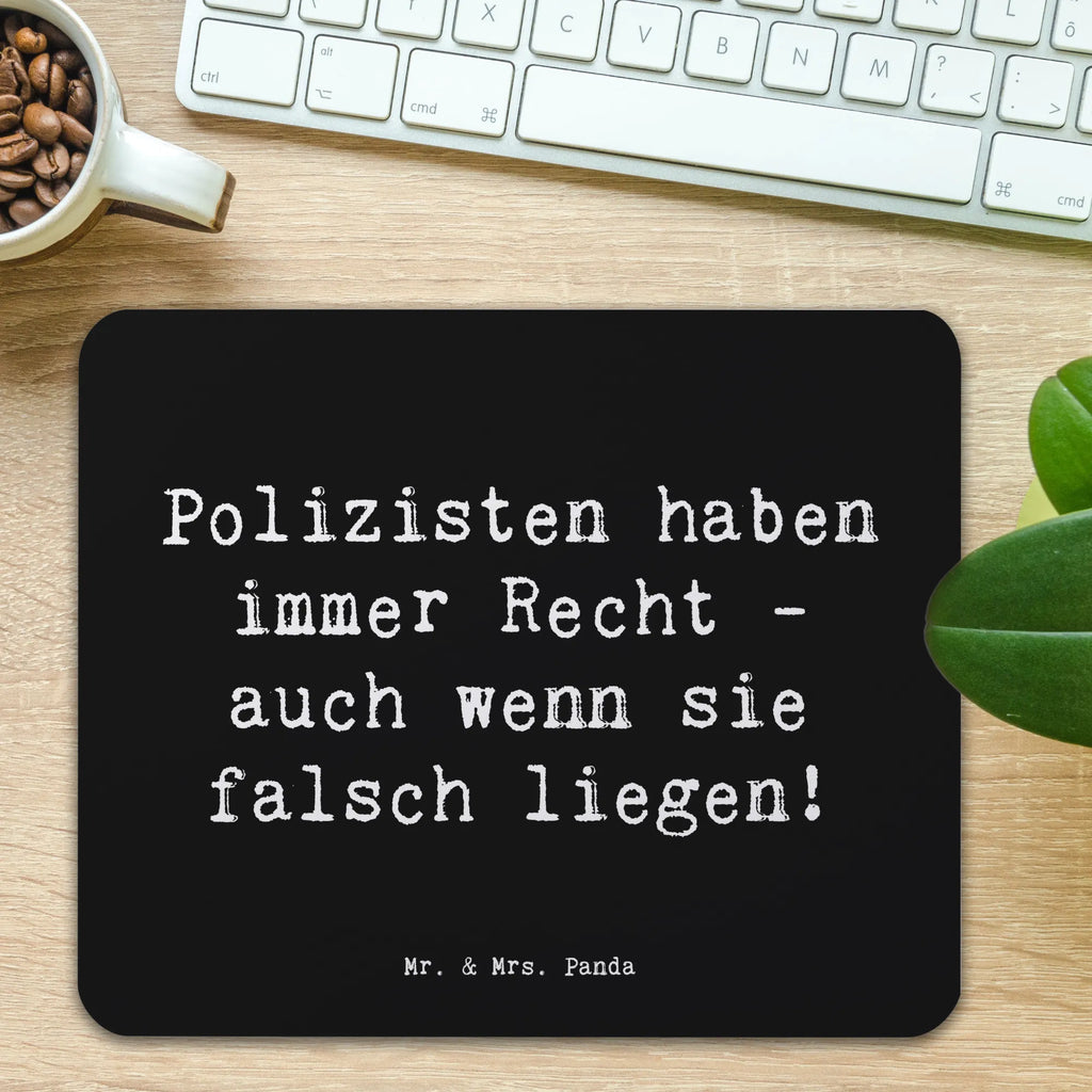 Mouse mat Saying Polizisten haben immer Recht - auch wenn sie falsch liegen! Mousepad, PC Zubehör, Computer zubehör, Mausunterlage, Mauspad, Arbeitszimmer, Designer Mauspad, Mauspad Büro, Büroausstattung, Einzigartiges Mauspad, Beruf, Ausbildung, Jubiläum, Abschied, Rente, Kollege, Kollegin, Geschenk, Schenken, Arbeitskollege, Mitarbeiter, Firma, Danke, Dankeschön