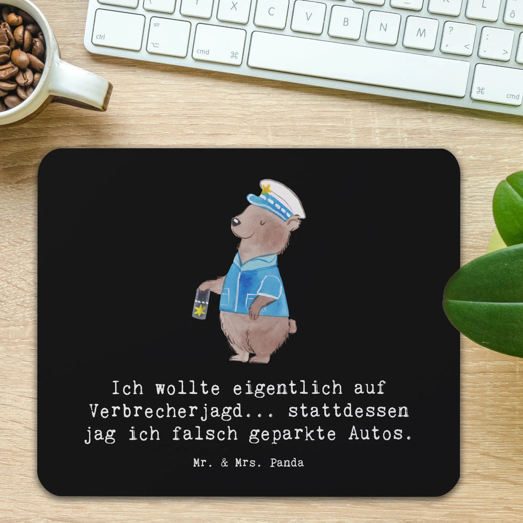Mouse mat Ich wollte eigentlich auf Verbrecherjagd... stattdessen jag ich falsch geparkte Autos. PC Zubehör, Mausunterlage, Büroausstattung, Einzigartiges Mauspad, Computer zubehör, Mauspad Büro, Mauspad, Designer Mauspad, Mousepad, Arbeitszimmer, Beruf, Ausbildung, Jubiläum, Abschied, Rente, Kollege, Kollegin, Geschenk, Schenken, Arbeitskollege, Mitarbeiter, Firma, Danke, Dankeschön