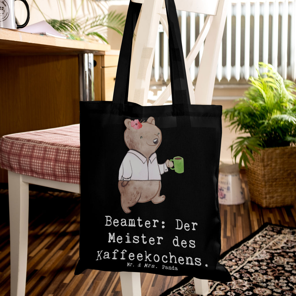 Tote bag Beamter: Der Meister des Kaffeekochens. Umhängetasche, Tasche, Stofftasche, Jutebeutel, Einkaufstüte, Laptoptasche, Strandtasche, Beuteltasche, Badetasche, Schultertasche, Beutel, Tragetasche, Jutetasche, Shopper, Einkaufstasche, Stoffbeutel, Beruf, Ausbildung, Jubiläum, Abschied, Rente, Kollege, Kollegin, Geschenk, Schenken, Arbeitskollege, Mitarbeiter, Firma, Danke, Dankeschön