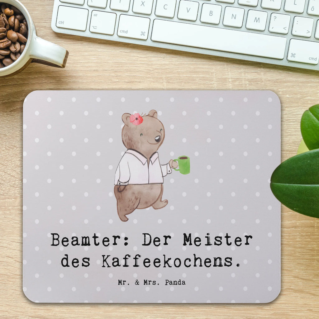 Mouse mat Beamter: Der Meister des Kaffeekochens. Mauspad Büro, Mousepad, Büroausstattung, Designer Mauspad, Mausunterlage, Mauspad, PC Zubehör, Einzigartiges Mauspad, Arbeitszimmer, Computer zubehör, Beruf, Ausbildung, Jubiläum, Abschied, Rente, Kollege, Kollegin, Geschenk, Schenken, Arbeitskollege, Mitarbeiter, Firma, Danke, Dankeschön