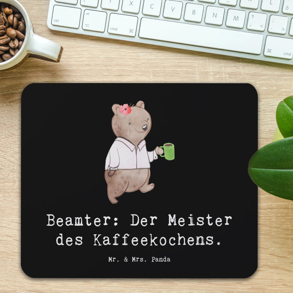 Mouse mat Beamter: Der Meister des Kaffeekochens. Mauspad Büro, Mousepad, Büroausstattung, Designer Mauspad, Mausunterlage, Mauspad, PC Zubehör, Einzigartiges Mauspad, Arbeitszimmer, Computer zubehör, Beruf, Ausbildung, Jubiläum, Abschied, Rente, Kollege, Kollegin, Geschenk, Schenken, Arbeitskollege, Mitarbeiter, Firma, Danke, Dankeschön