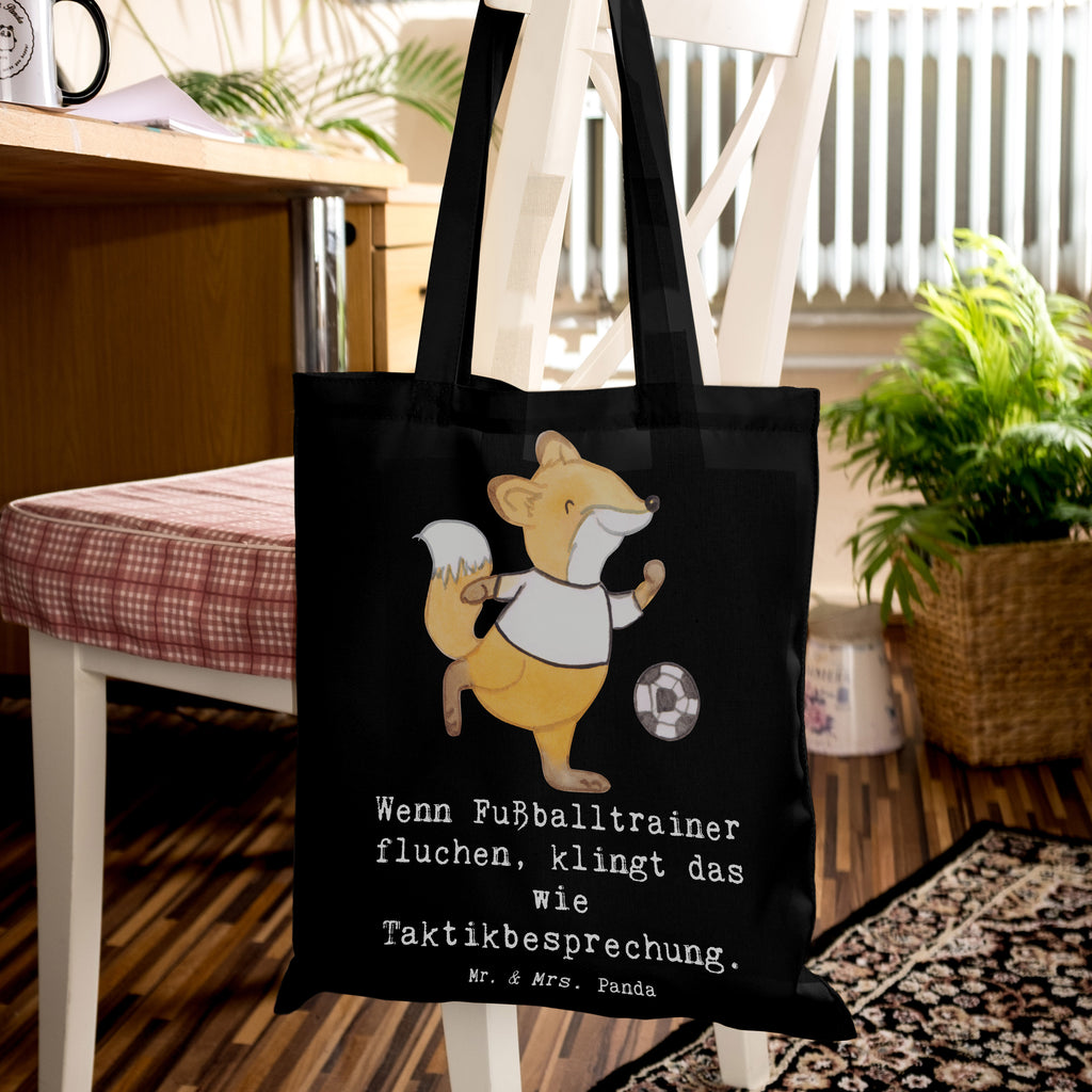 Tote bag Wenn Fußballtrainer fluchen, klingt das wie Taktikbesprechung. Einkaufstüte, Beuteltasche, Shopper, Einkaufstasche, Tragetasche, Tasche, Stoffbeutel, Strandtasche, Beutel, Jutetasche, Jutebeutel, Schultertasche, Stofftasche, Umhängetasche, Laptoptasche, Badetasche, Beruf, Ausbildung, Jubiläum, Abschied, Rente, Kollege, Kollegin, Geschenk, Schenken, Arbeitskollege, Mitarbeiter, Firma, Danke, Dankeschön