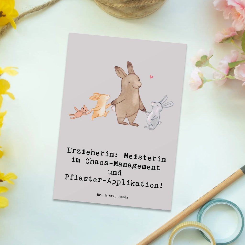 Postcard Erzieherin: Meisterin im Chaos-Management und Pflaster-Applikation! Geschenkkarte, Karte, Einladungskarte, Ansichtskarten, Grußkarte, Postkarte, Einladungskarten Geburtstag, Dankeskarte, Einladung Geburtstag, Geburtstagskarte, Einladung, Ansichtskarte, Beruf, Ausbildung, Jubiläum, Abschied, Rente, Kollege, Kollegin, Geschenk, Schenken, Arbeitskollege, Mitarbeiter, Firma, Danke, Dankeschön