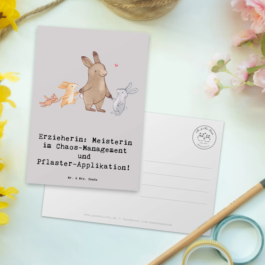 Postcard Erzieherin: Meisterin im Chaos-Management und Pflaster-Applikation! Geschenkkarte, Karte, Einladungskarte, Ansichtskarten, Grußkarte, Postkarte, Einladungskarten Geburtstag, Dankeskarte, Einladung Geburtstag, Geburtstagskarte, Einladung, Ansichtskarte, Beruf, Ausbildung, Jubiläum, Abschied, Rente, Kollege, Kollegin, Geschenk, Schenken, Arbeitskollege, Mitarbeiter, Firma, Danke, Dankeschön
